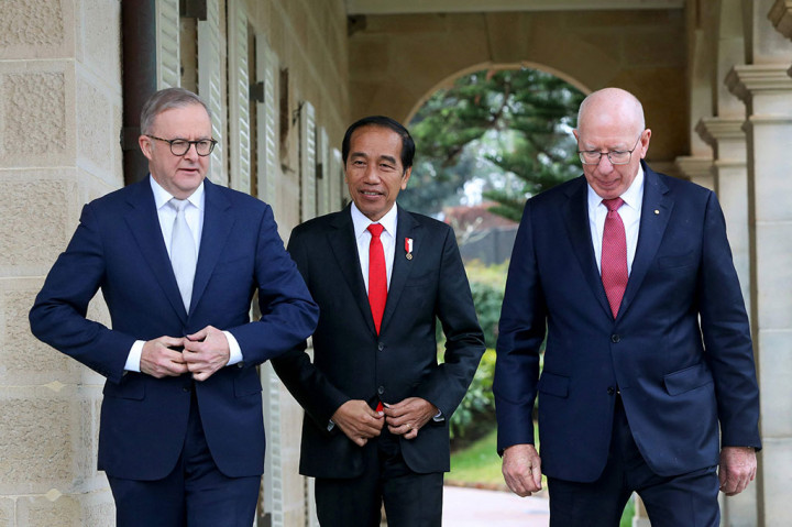 Usai berkeliling, Presiden Jokowi bersama PM Albanese kembali ke dalam bangunan Admiralty House untuk selanjutnya melaksanakan jamuan makan siang kenegaraan.