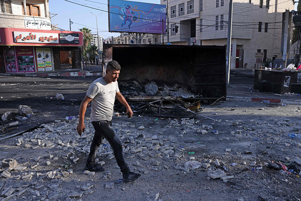 Sejak dimulainya operasi pada dini hari Senin, sekitar 3.000 orang telah meninggalkan rumah mereka di kamp pengungsi Jenin, kata wakil gubernur Jenin, Kamal Abu al-Roub kepada AFP, seraya menambahkan pengaturan sedang dilakukan untuk menampung mereka di sekolah dan lainnya. penampungan di kota Jenin.