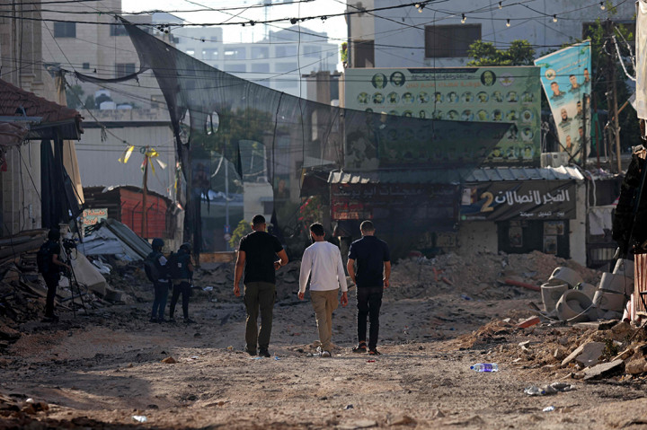 Baku tembak dan ledakan mengguncang kota dan kamp pengungsi yang berdekatan, kubu militan yang menampung sekitar 18.000 orang, ketika warga Palestina melemparkan batu ke tentara dan asap dari ledakan dan barikade yang terbakar membuat langit menjadi gelap, kata seorang koresponden AFP.