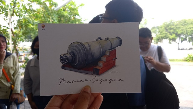 Peserta mendapatkan hadiah berupa postcard jika berhasil menjawab pertanyaan kuis dari guide. (Foto: Dok. Medcom.id/Aulia Putriningtias)