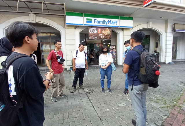 Guide dari Jakarta Good Guide sedang berkumpul dengan peserta walking tour. (Foto: Dok. Medcom.id/Aulia Putriningtias)
