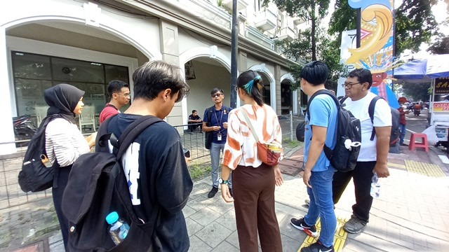 Guide memperkenalkan diri sekaligus menjelaskan secara singkat tentang Jakarta Good Guide. (Foto: Dok. Medcom.id/Aulia Putriningtias)