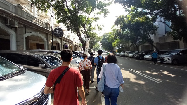 Guide memandu jalan para peserta agar tidak salah jalan dalam melakukan walking tour. (Foto: Dok. Medcom.id/Aulia Putriningtias)