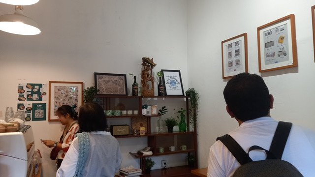 Peserta diizinkan untuk masuk ke dalam bangunan titik lokasi tur jika diizinkan. Pada kali ini, peserta memasuki Toko Kopi Maru, Pasar Baru. (Foto: Dok. Medcom.id/Aulia Putriningtias)
