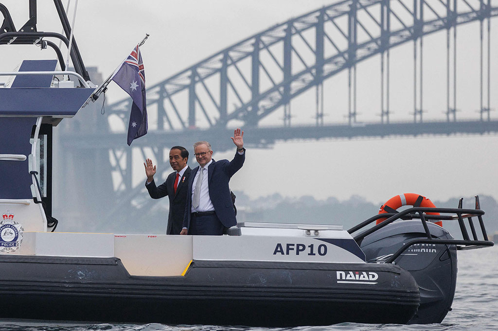 Sepanjang perjalanan, Presiden Jokowi dan PM Albanese berbincang di geladak belakang kapal sambil menikmati pemandangan sekitar, yang mencerminkan kedekatan hubungan antara kedua pemimpin.