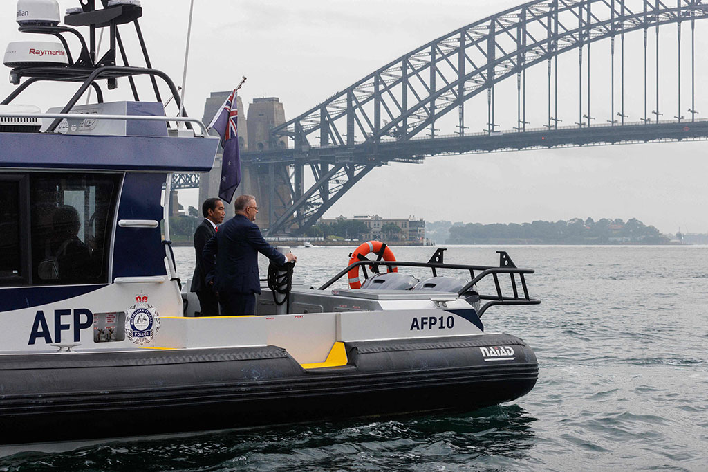PM Albanese terlihat beberapa kali memberikan penjelasan kepada Presiden Jokowi mengenai sejumlah bangunan dan lokasi yang dapat disaksikan dari atas kapal.