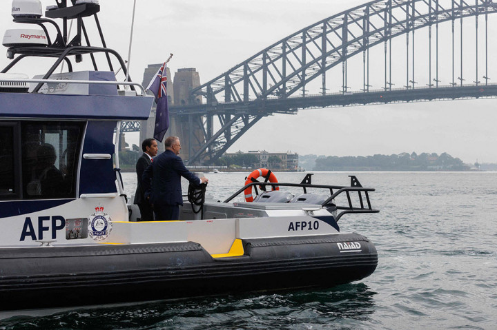 PM Albanese terlihat beberapa kali memberikan penjelasan kepada Presiden Jokowi mengenai sejumlah bangunan dan lokasi yang dapat disaksikan dari atas kapal.