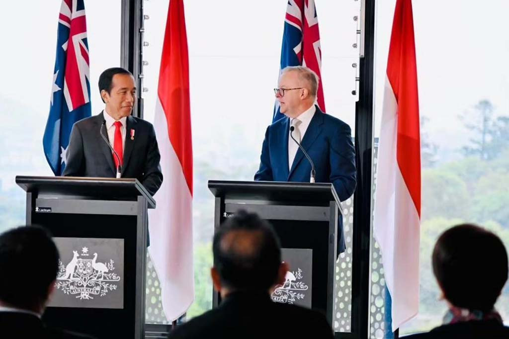 Yang ketiga, terkait pengurangan emisi karbon, Presiden Jokowi terus mendorong kerja sama dalam pembangunan carbon capture and storage serta smelter orientasi energi hijau di Indonesia.