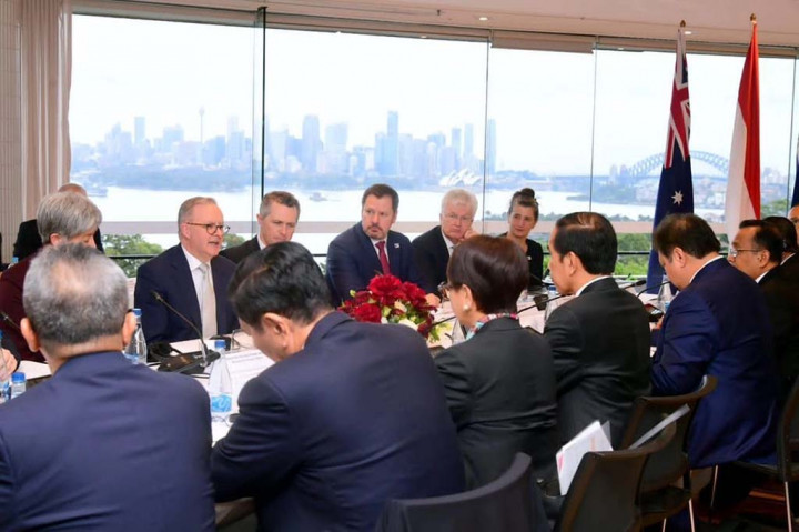 Yang kedua, Presiden menyebut bahwa sejak diberlakukannya perjanjian Indonesia–Australia Comprehensive Economic Partnership Agreement (IA-CEPA), volume perdagangan telah naik menjadi 90 persen.
