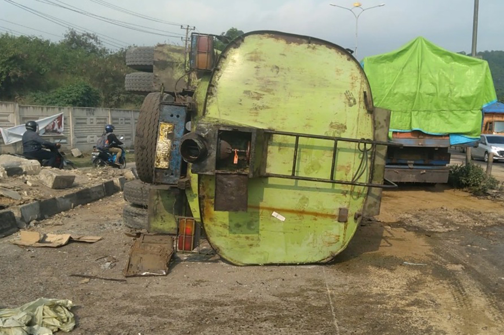 Kecelakaan tunggal mobil pengangkut minyak cpo di Jalan Lintas Sumatra, Simpang Tiga Sutami, Bandar Lampung, Selasa, 4 Juli 2023. mengakibatkan kemacetan kendaraan hingga beberapa kilometer, akibat mobil terguling di separuh badan jalan.