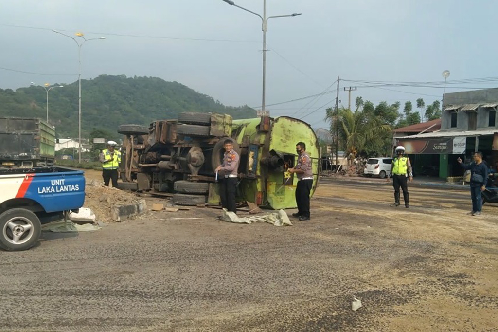Putra menambahkan, akibat kejadian ini, limbah sawit yang ada di tangki mobil tumpah ke jalan. selain itu, supir yang bernama asep mengalami luka-luka dan telah menjalani perawatan di rumah sakit imanuel, Bandar Lampung.