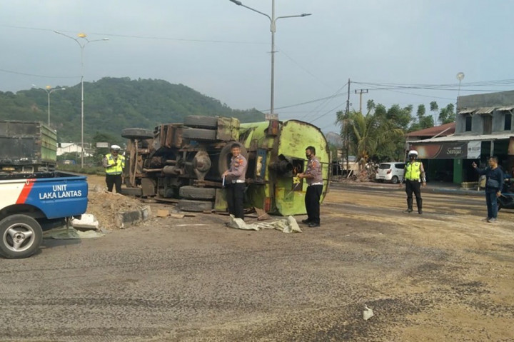 Putra menambahkan, akibat kejadian ini, limbah sawit yang ada di tangki mobil tumpah ke jalan. selain itu, supir yang bernama asep mengalami luka-luka dan telah menjalani perawatan di rumah sakit imanuel, Bandar Lampung.