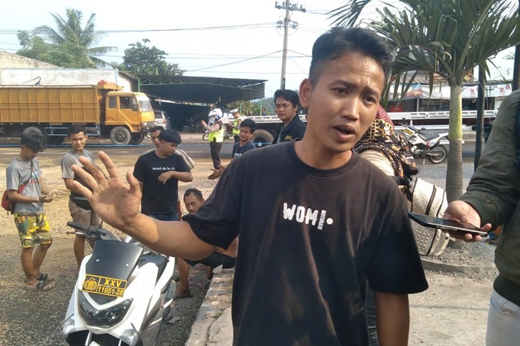 Saat ini pihak kepolisian sedang melakukan evakuasi mobil yang menutupi sebagian ruas jalan, dan menutupi tumpahan material limbah dengan pasir, supaya kendaraan yang melintas tidak tergelincir.