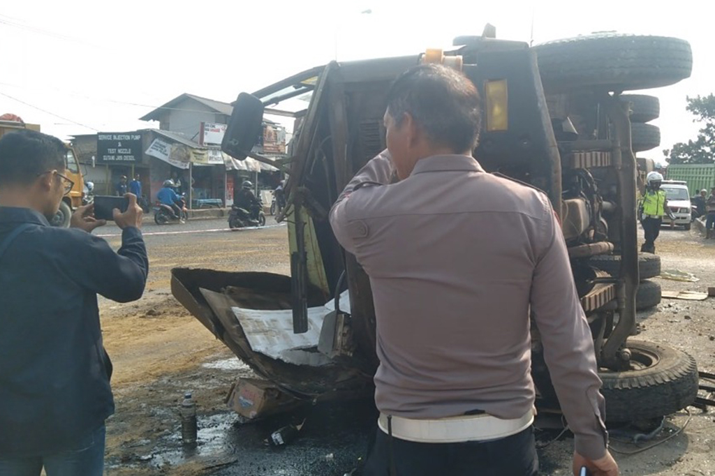 Putra amrul pratama, rekan sopir mobil tangki mengatakan, kejadian kecelakaan tunggal terjadi, saat mobil melaju dari arah Palembang, hendak menuju panjang, Bandar Lampung dan diduga karena rem blong atau supir yang yang tidak konsentrasi, sehingga menabrak median jalan yang kemudian membuat mobil terguling.