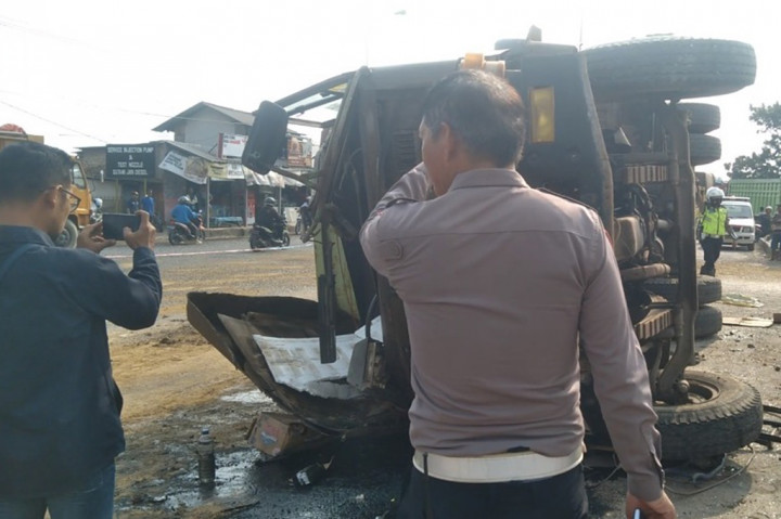 Putra amrul pratama, rekan sopir mobil tangki mengatakan, kejadian kecelakaan tunggal terjadi, saat mobil melaju dari arah Palembang, hendak menuju panjang, Bandar Lampung dan diduga karena rem blong atau supir yang yang tidak konsentrasi, sehingga menabrak median jalan yang kemudian membuat mobil terguling.