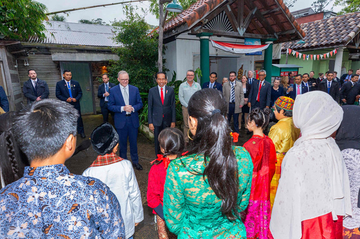 Sesaat setelah tiba, Presiden Jokowi dan PM Albanese memasuki lorong berbentuk kabin pesawat yang akan membawa mereka menuju area Way Kambas yang menampilkan suasana Indonesia di dalamnya. Setelah itu, Presiden Jokowi dan PM Albanese disambut oleh anak-anak Indonesia yang menampilkan gerak tari sembari menyanyikan lagu 'abang tukang bakso'.