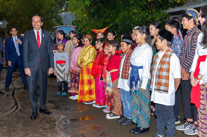 Presiden Joko Widodo dan Perdana Menteri Anthony Albanese mengunjungi Sumatran Village, Taronga Zoo, Sydney untuk melihat harimau sumatra pada Selasa, 4 Juli 2023. Meskipun cuaca gerimis saat itu, tetapi antusiasme Presiden Jokowi dan PM Albanese untuk mengelilingi area harimau di sana tetap tinggi.