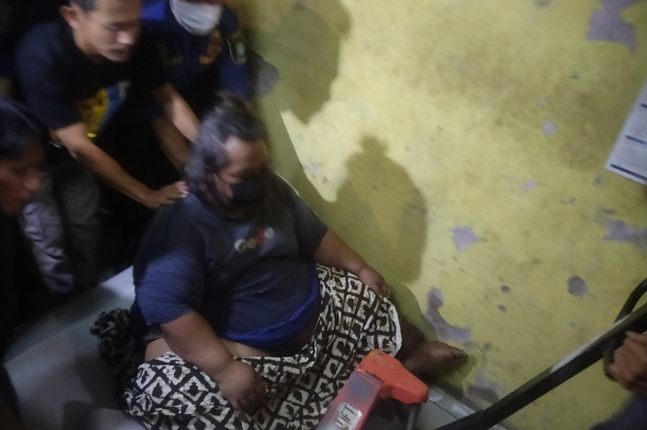 Badan Penanggulangan Bencana Daerah (BPBD) Kota Tangerang mengevakuasi Cipto Raharjo, 45, warga Tirtayasa, Pinang, Kota Tangerang yang mengalami obesitas diperkirakan hampir 200 kilogram. Cipto dievakuasi ke RSUD Kota Tangerang dengan menggunakan troli dan truk pemadam kebakaran.
