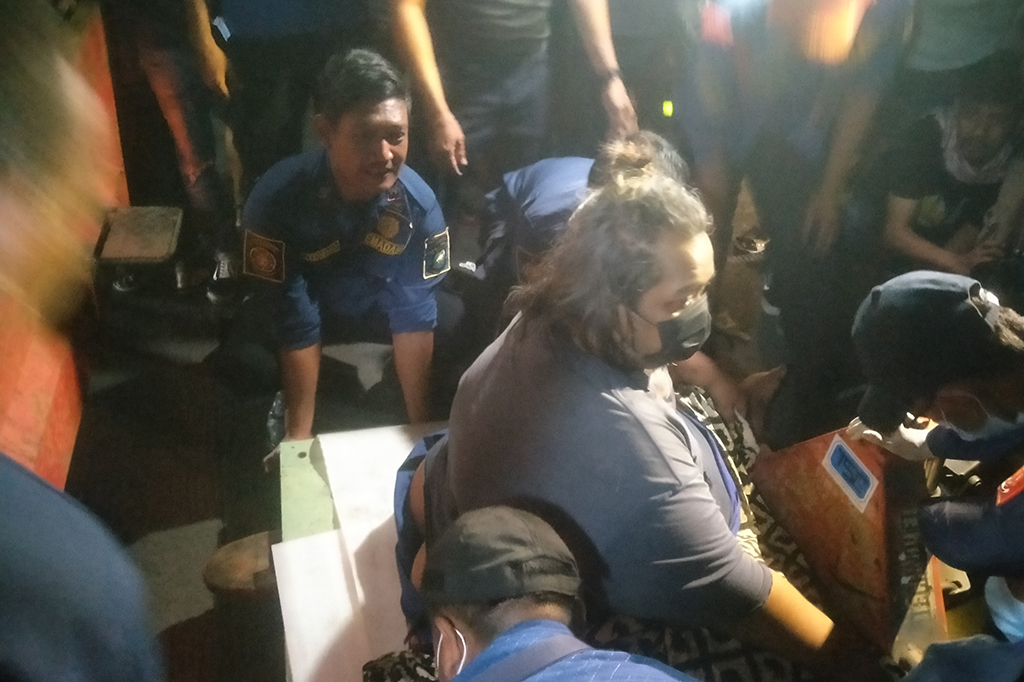 Tajani menuturkan, pihaknya cukup kesulitan untuk mengevakuasi pria dengan berat badan 200 kilogram dari tempat tidurnya tersebut. Pasalnya, banyak warga yang hendak melihat proses evakuasi Cipto menuju truk dengan memakan waktu hampir 30 menit.