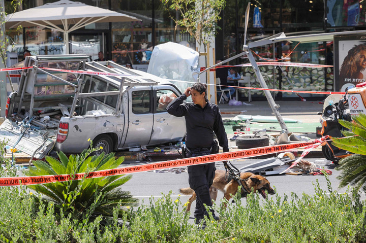 Teroris, seorang warga Tepi Barat, ditembak mati oleh seorang pejalan kaki sipil bersenjata, kata kepala polisi Yaakov Shabtai.