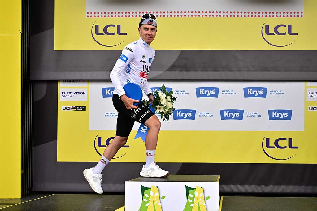 Juara Tour 2020 dan 2021, Tadej Pogacar, membayangi rekan satu timnya itu dengan margin enam detik di peringkat kedua, dan saudara kandung Adam, Simon, di tempat ketiga, juga dengan gap enam detik.