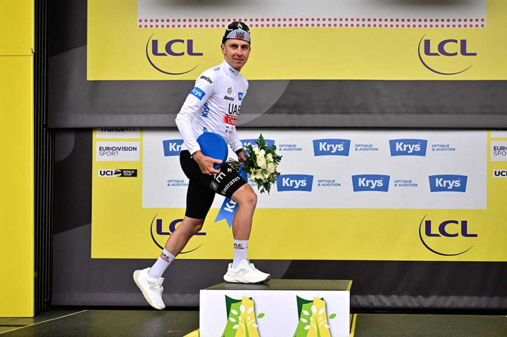 Juara Tour 2020 dan 2021, Tadej Pogacar, membayangi rekan satu timnya itu dengan margin enam detik di peringkat kedua, dan saudara kandung Adam, Simon, di tempat ketiga, juga dengan gap enam detik.