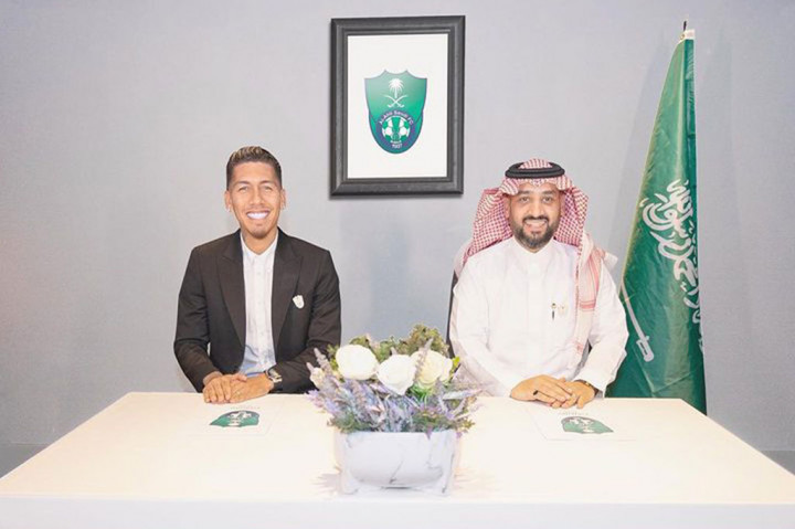 Roberto Firmino menjadi pemain profil tinggi terbaru yang menyelesaikan kepindahan ke Arab Saudi, dengan menandatangani kontrak dengan Al-Ahli pada hari Selasa, 4 Juli 2023. Pemain depan asal Brasil tersebut telah memutuskan untuk mengakiri kontrak bersama raksasa Liga Premier Liverpool.