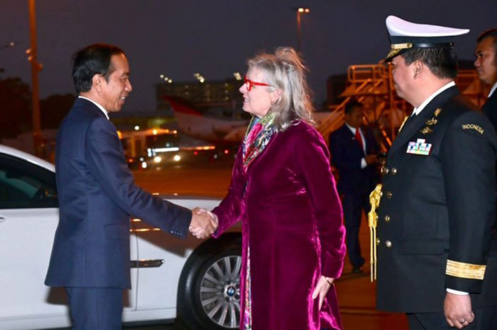 Tampak melepas keberangkatan Presiden menuju Port Moresby yakni Duta Besar RI untuk Australia Siswo Pramono beserta istri, dan Atase Pertahanan RI untuk Australia Laksma TNI Anak Agung Oka Wirayudha beserta istri.