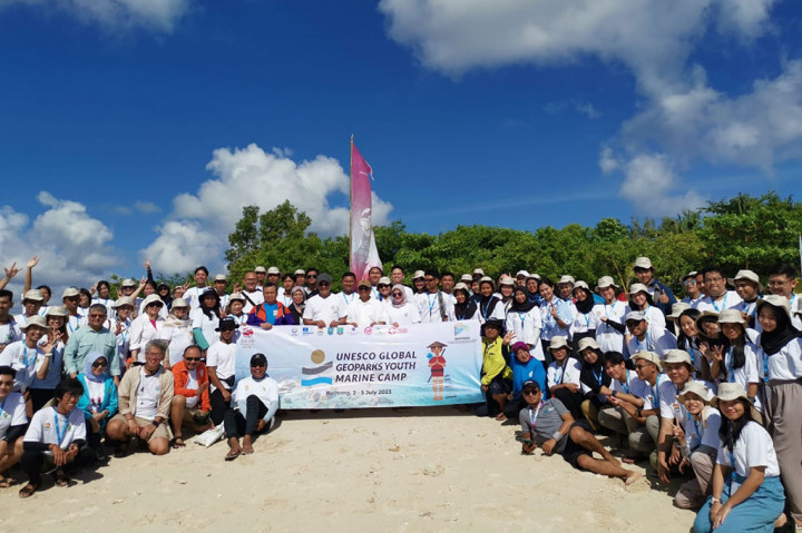 Indonesia menjadi negara paling banyak dengan 10 geopark yang ditetapkan UNESCO. Salah satunya Geopark Belitong, Provinsi Kepulauan Bangka Belitung. Terkait hal tersebut, UNESCO gencar mengajak generasi muda untuk ikut berperan dalam menjaga kekayaan geopark dengan menggelar UNESCO Global Geoparks Youth Marine Camp. Dalam hal ini, acara tersebut dilaksanakan di Pulau Kepayang, Kabupaten Belitung, Provinsi Kepulauan Bangka Belitung.