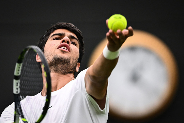 Petenis Spanyol Carlos Alcaras melancarkan servis ke arah lawannya petenis veteran asal Prancis Jeremy Chardy pada babak pertama turnamen Wimbledon, Selasa, 4 Juli 2023 waktu setempat.
