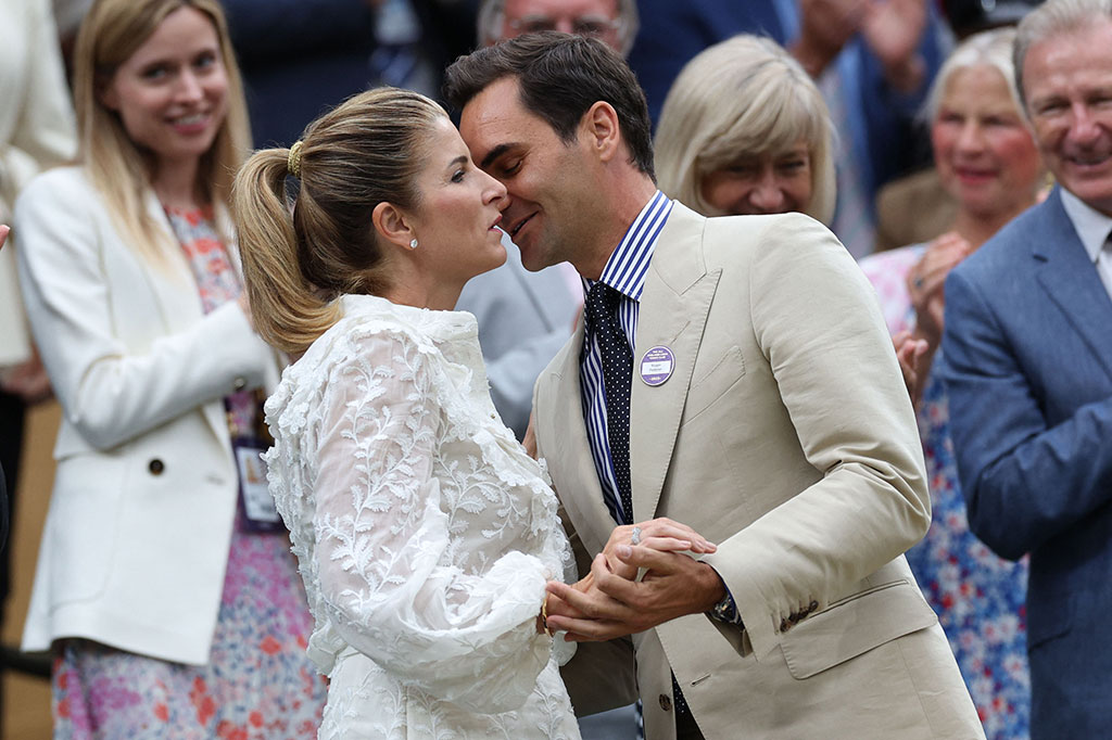 Federer disambut sang istri Mirka.