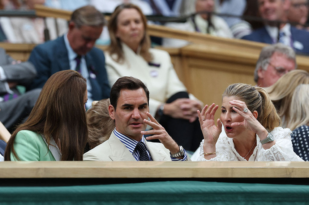 Federer yang baru tampil di atas panggung bersama Coldplay di Zurich akhir pekan lalu, tampak terharu sebelum duduk di sebelah Princess of Wales Kate Middleton.