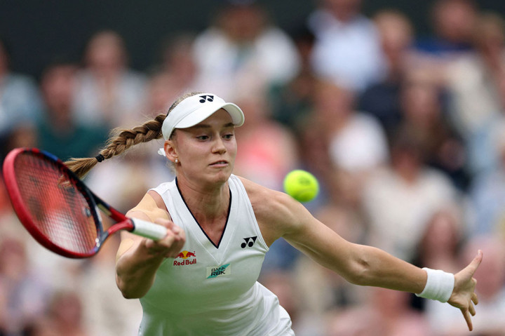 Petenis asal Kazakhstan Elena Rybakina berusaha mengembalikan bola ke arah lawannya Shelby Rogers asal Amerika Serikat pada babak pertama Wimbledon, Selasa, 4 Juli 2023 waktu setempat.