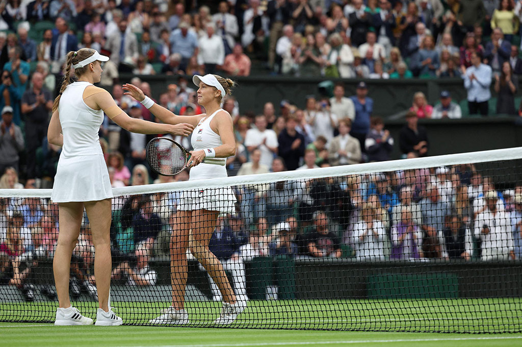 Juara bertahan Elena Rybakina mencapai babak kedua Wimbledon, di Center Court, Selasa, 4 Juli 2023 waktu setempat.