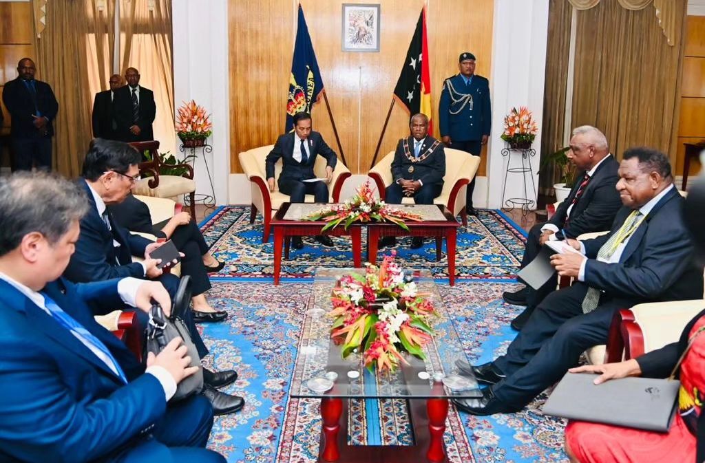 Pada pertemuan tersebut, Jokowi didampingi Menteri Koordinator Bidang Perekonomian Airlangga Hartarto, Menteri Koordinator Bidang Kemaritiman dan Investasi Luhut Binsar Pandjaitan, Menteri Sekretaris Negara Pratikno, Menteri Luar Negeri Retno Marsudi, Menteri Investasi/Kepala Badan Koordinasi Penanaman Modal (BKPM) Bahlil Lahadalia, dan Menteri Perdagangan Zulkifli Hasan.