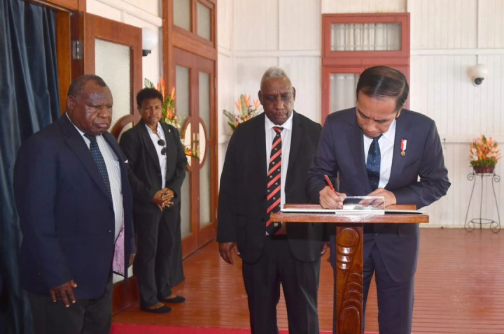 Jokowi tiba di Government House Port Moresby sekitar pukul 12.15 waktu setempat dan disambut Sekretaris Gubernur Jenderal Bill Toraso, yang kemudian mempersilakan Jokowi untuk menaiki tangga menuju ruang pertemuan.