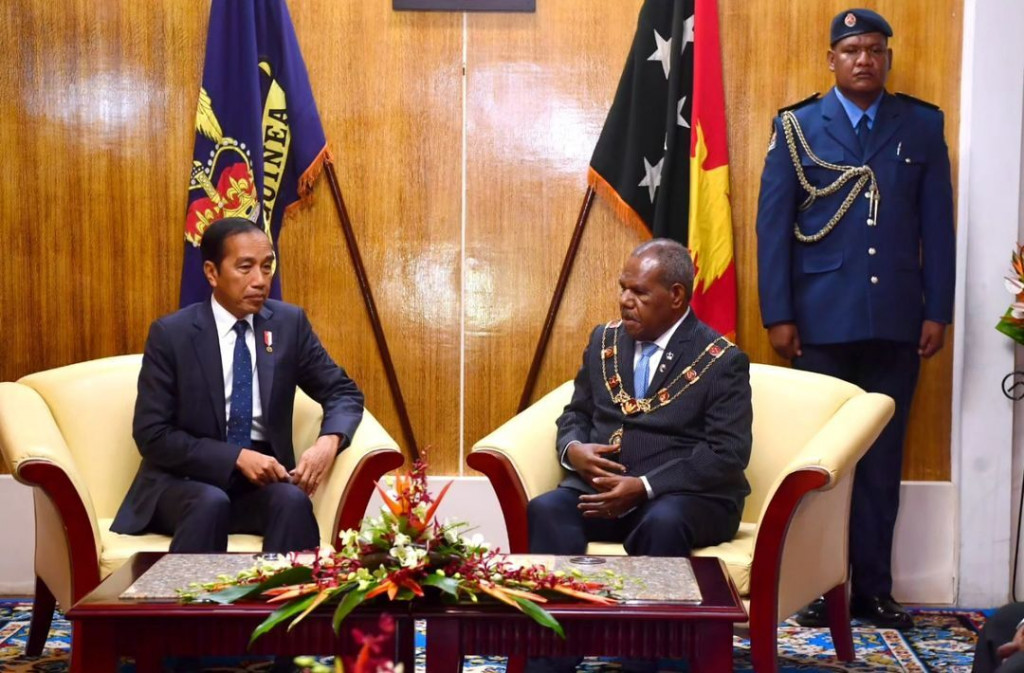 Usai pertemuan yang berlangsung selama kurang-lebih 20 menit, menurut keterangan dari Biro Pers Sekretariat Presiden yang diterima di Jakarta, Rabu, Dadae kemudian mengantarkan Jokowi hingga menaiki kendaraan untuk menuju APEC Haus, Port Moresby, tempat agenda kunjungan selanjutnya.