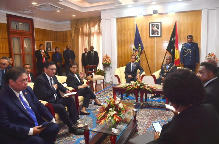 Di depan ruang pertemuan, terlihat Jokowi menandatangani buku tamu sebelum masuk dan bertemu dengan Dadae.