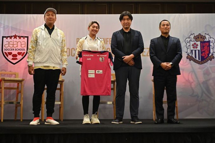 Cerezo Osaka membentuk tim wanita tahun 2010 dan pada musim 2023/24 mereka akan berkompetisi di WE League, liga sepak bola wanita profesional Jepang. Demi memperkuat tim mereka untuk berkompetisi di WE League, Cerezo Osaka Yanmar Ladies merekrut Zahra Muzdalifah.
