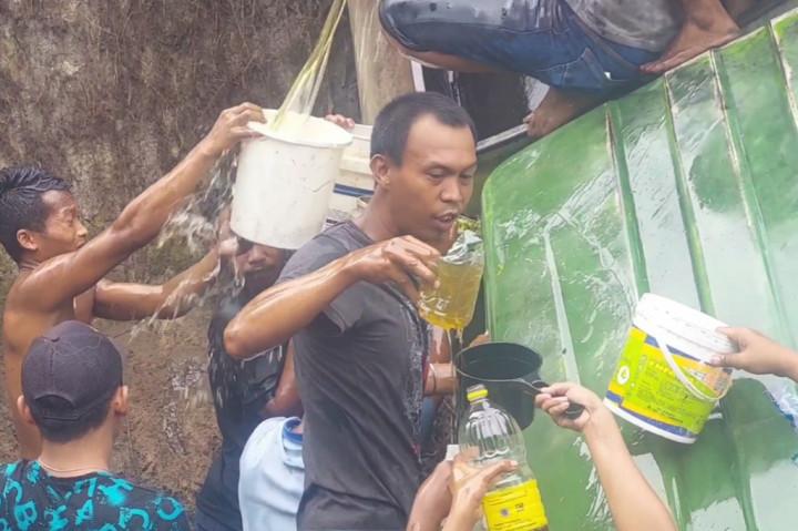 Posisi truk tangki yang terjungkal dengan kabin di bagian bawah dan tangki di bagian atas membuat muatan berupa minyak goreng tumpah. Peristiwa tersebut dimanfaatkan warga untuk menampung minyak goreng yang keluar dari truk tangki dengan menggunakan kantong plastik, ember dan jeriken.