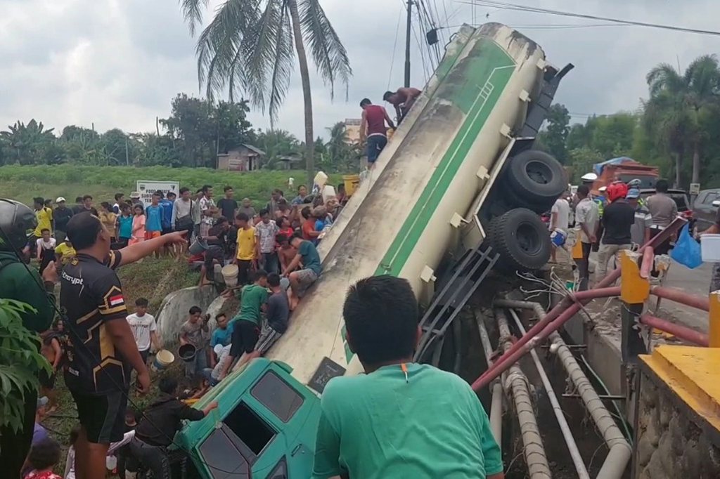 Ratusan warga di Serdang Bedagai, Sumatera Utara, berebut tumpahan minyak goreng dari sebuah truk tangki yang terjungkal ke sungai.