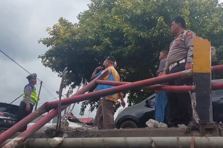 Polisi yang berada di lokasi pun tidak dapat berbuat banyak. mereka hanya mengimbau agar warga tidak mengambil minyak goreng dari truk tangki yang mengalami kecelakaan tersebut.
