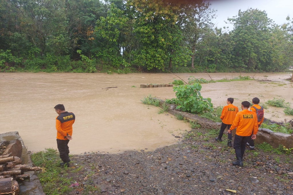 Ansori mengimbau kepada warga yang tinggal di sekitar bantaran sungai saat ini untuk waspada karena kondisi hujan diperkirakan akan berlangsung.