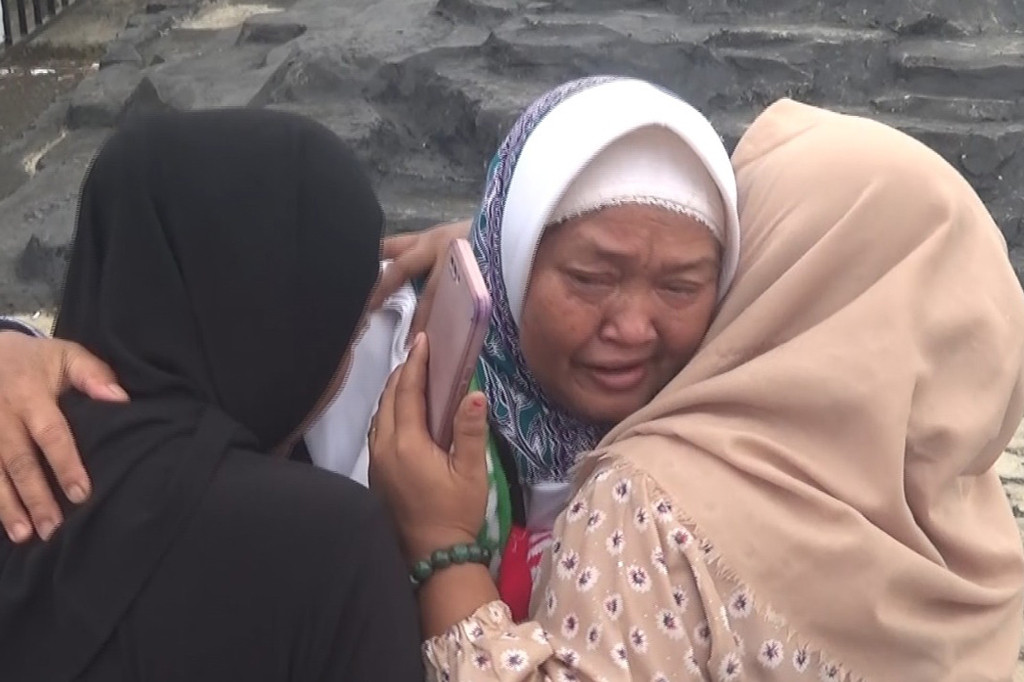 Kedatangan kloter pertama jemaaah haji asal Lampung Utara, Lampung, disambut isak tangis keluarga yang sudah menunggu di asrama haji Provinsi Lampung.