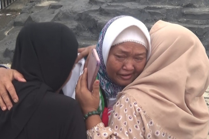 Kedatangan kloter pertama jemaaah haji asal Lampung Utara, Lampung, disambut isak tangis keluarga yang sudah menunggu di asrama haji Provinsi Lampung.