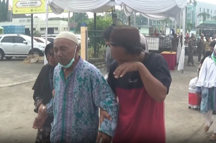 Para jemaah haji pun tak mampu membendung air mata ketika bertemu dengan keluarganya. bahkan salah seorang keluarga jemaah sampai sujud syukur dan mencium kaki orang tuanya yang baru tiba di asrama haji.