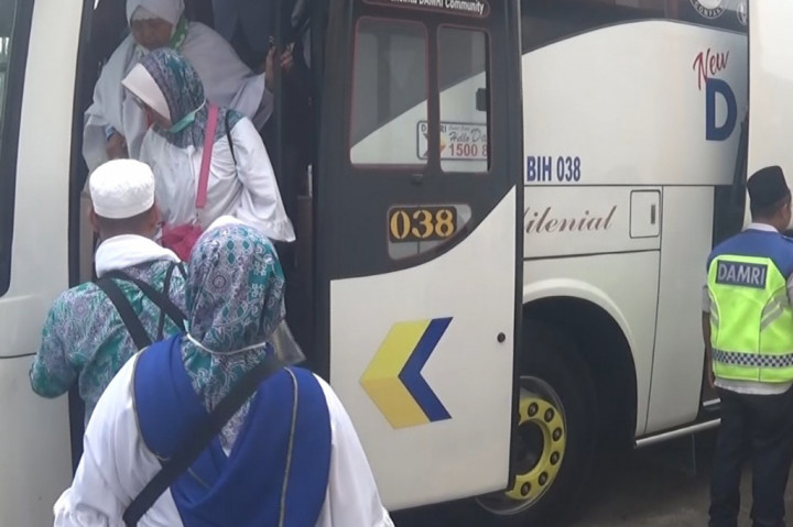 Para jemaah haji pun mengaku senang bisa tiba di tanah air dan langsung bertemu dengan keluarga.