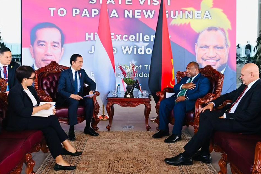 Selain itu, kedatangan Presiden Jokowi juga disambut tarian 'Hiri Moale'. Usai penyambutan, PM Marape bersama Presiden Jokowi kemudian berjalan naik ke lantai dua APEC Haus untuk menuju ruang pelaksanaan tête-à-tête.