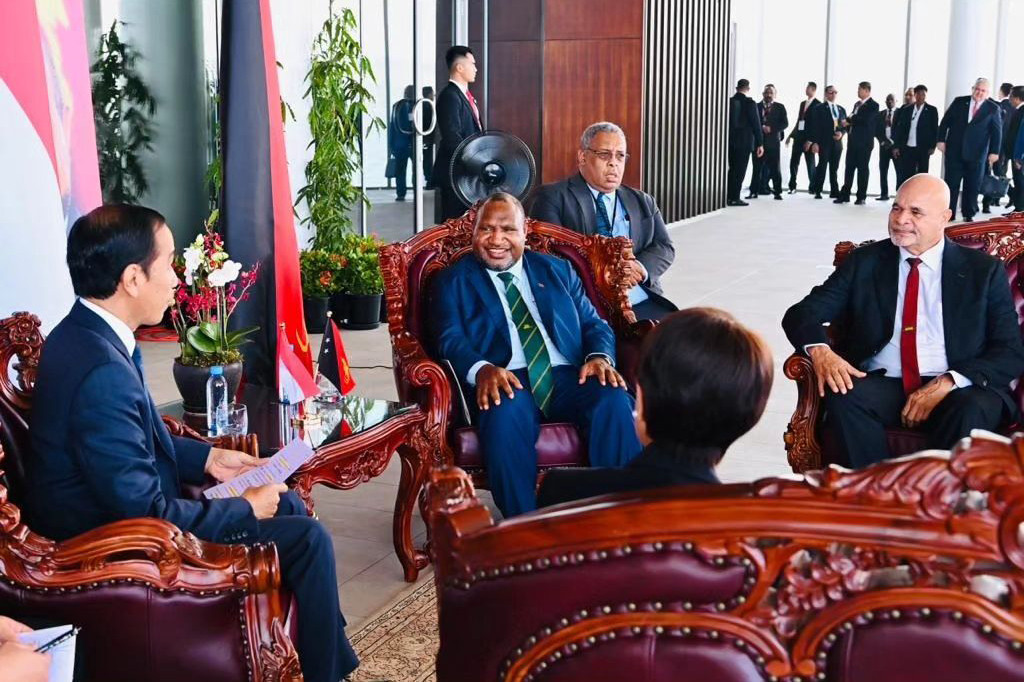 Tampak Perdana Menteri Papua Nugini James Marape menyambut langsung kedatangan Kepala Negara ketika turun dari kendaraan.