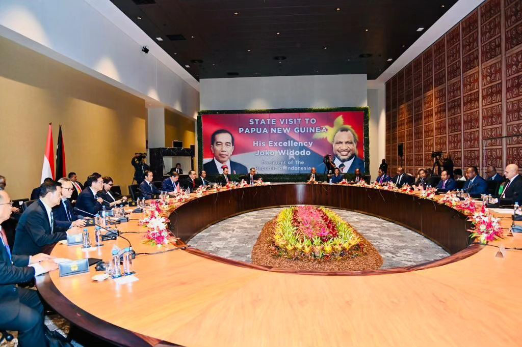 Setelah melaksanakan tête-à-tête selama kurang lebih 35 menit, Presiden Jokowi bersama dengan delegasi kemudian melakukan pertemuan bilateral dengan pemerintah Papua Nugini.